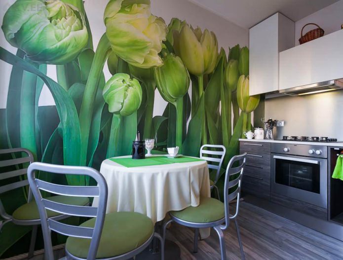 Πράσινη ταπετσαρία με την εικόνα των τουλιπών στο σχεδιασμό της κουζίνας