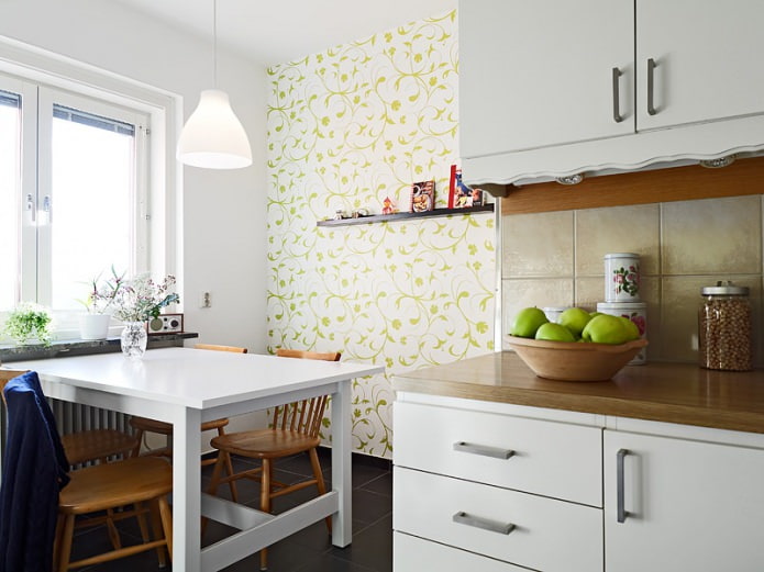 Λευκοπράσινη ταπετσαρία με λουλουδάτα στολίδια σε σχέδιο κουζίνας
