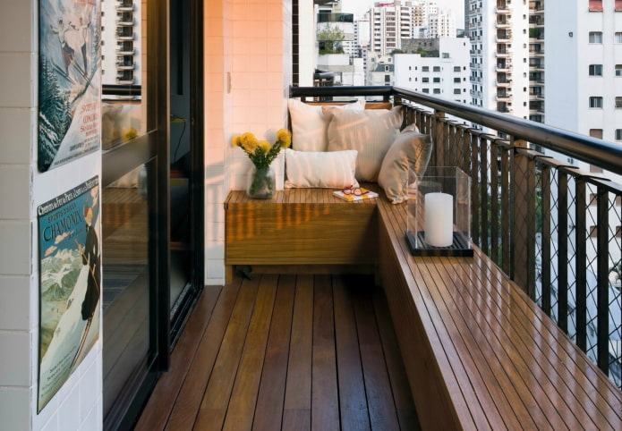 een bankje op het balkon