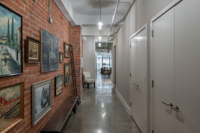 hodnik sa zidom od opeke u industrijskom stilu