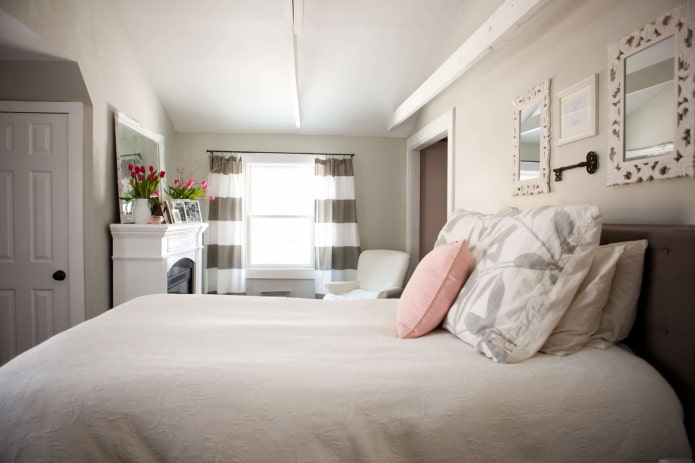 Camera da letto in stile classico con camino