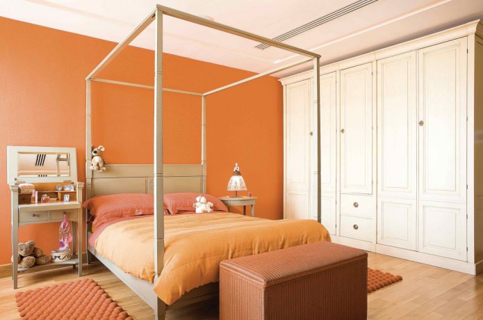 kambarys oranžine spalva