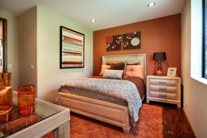 smėlio ir oranžinės spalvos kambarys