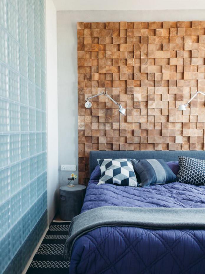 Μοντέρνο υπνοδωμάτιο με ξύλινο τοίχο