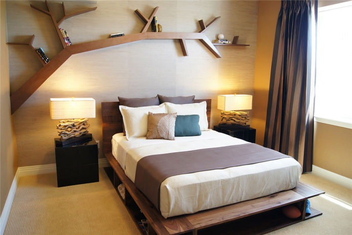 Spavaća soba s drvenim zidom i izvornom policom u obliku stabla
