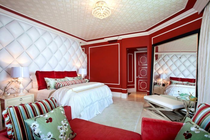 λευκά τρισδιάστατα πάνελ με κόκκινους τοίχους στο υπνοδωμάτιο