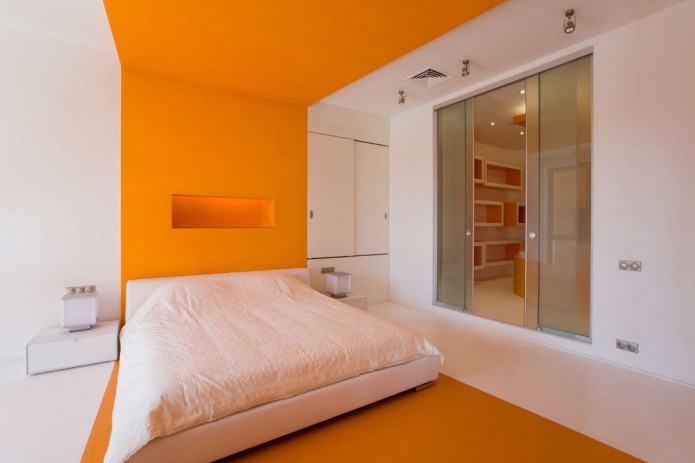 bojanje zidova u spavaćoj sobi bijelom i narančastom bojom