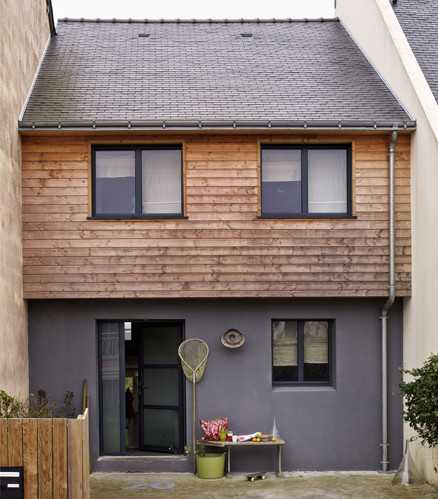 fasada nowoczesnego drewnianego domu we Francji