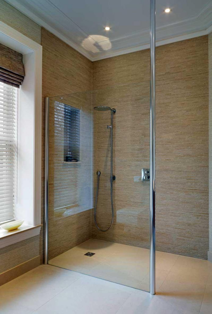 dušo kambarys be padėklo iš plytelių