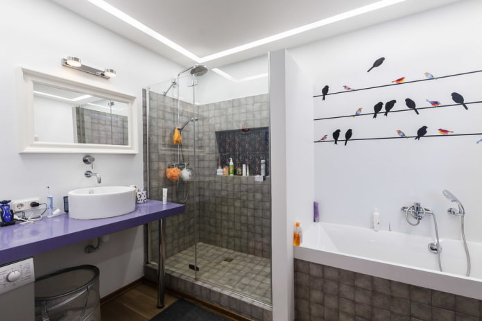 חדר מקלחת עשוי אריחים אפורים בפנים