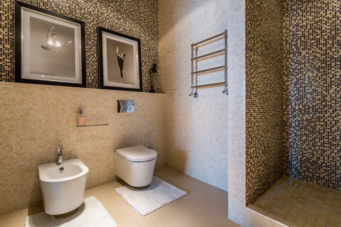 dušo kambarys iš rudų plytelių interjere