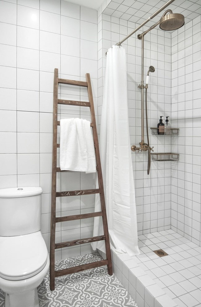 dušo kambarys iš baltų plytelių interjere