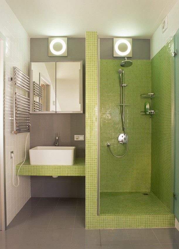 dušo kambarys iš žalių plytelių interjere