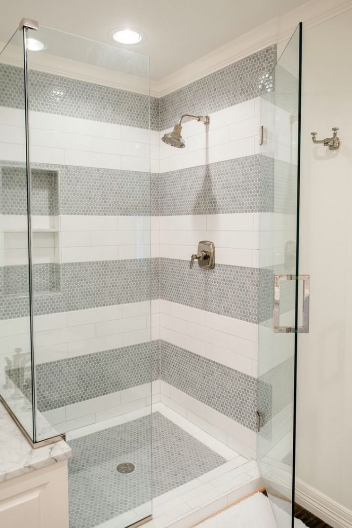 חדר מקלחת מפסיפסים ואריחים בפנים