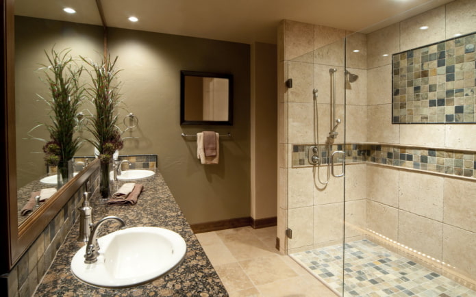 dušo kambarys iš mozaikų ir plytelių interjere