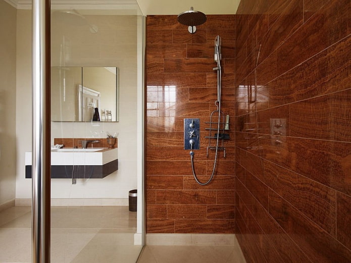 אריחי אפקט עץ בחדר המקלחת בפנים