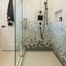 חדר מקלחת מאריחים: סוגים, אפשרויות להנחת אריחים, עיצוב, צבע, צילום בפנים חדר האמבטיה -1