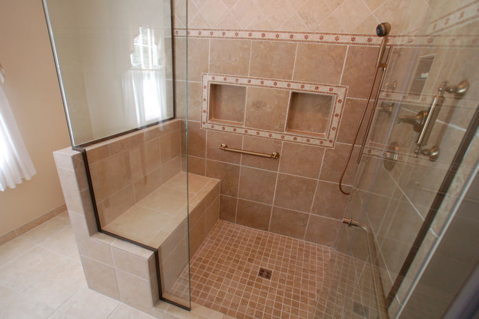 dušo kambarys su sėdyne, pagaminta iš plytelių interjere