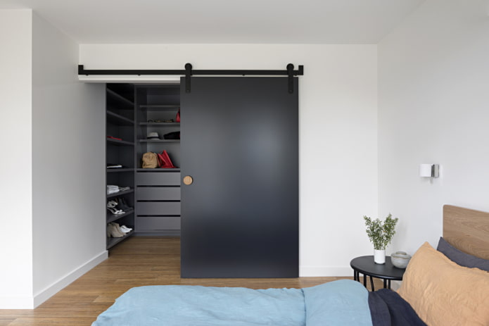 kleedkamer met matte deur in het slaapkamerinterieur