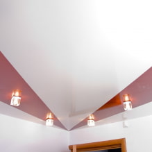 Δίχρωμες τεντωμένες οροφές: τύποι, συνδυασμοί, σχεδιασμός, μορφές πρόσφυσης σε δύο χρώματα, φωτογραφία στο εσωτερικό-1