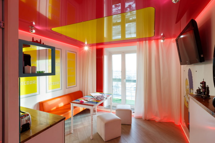 Δίχρωμες τεντωμένες οροφές: τύποι, συνδυασμοί, σχεδιασμός, μορφές πρόσφυσης σε δύο χρώματα, φωτογραφίες στο εσωτερικό
