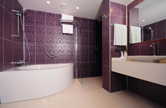濃い紫色のバスルーム