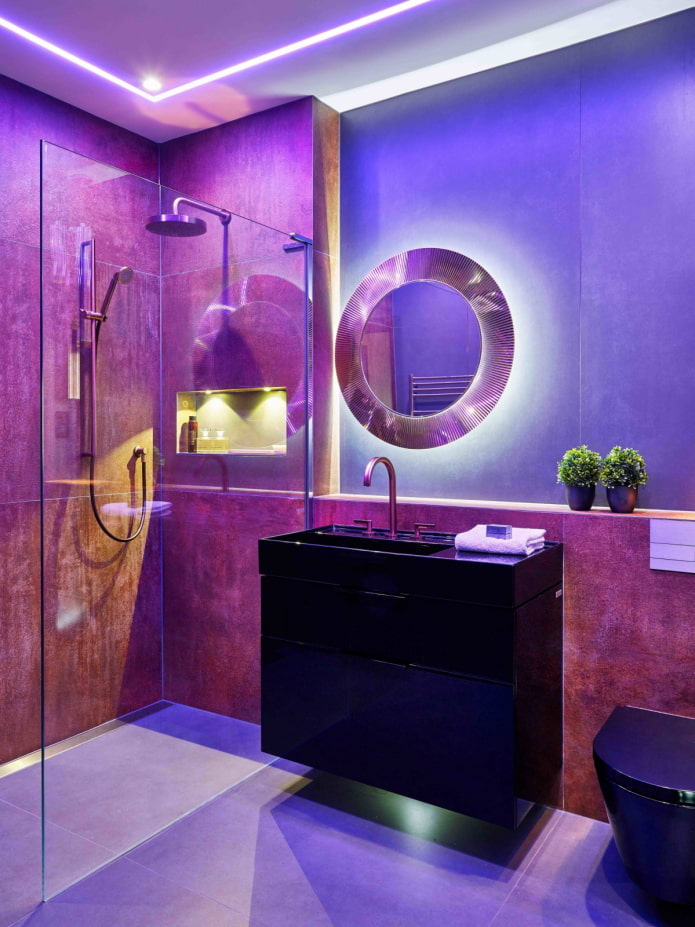 黒と紫のバックライト付きバスルーム