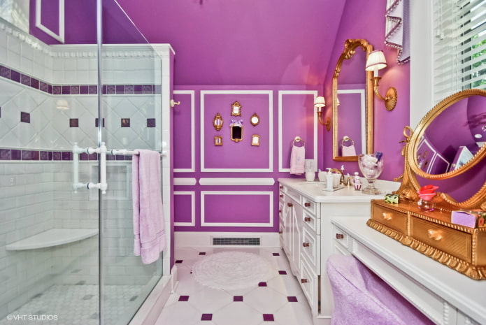 紫色の天井と壁
