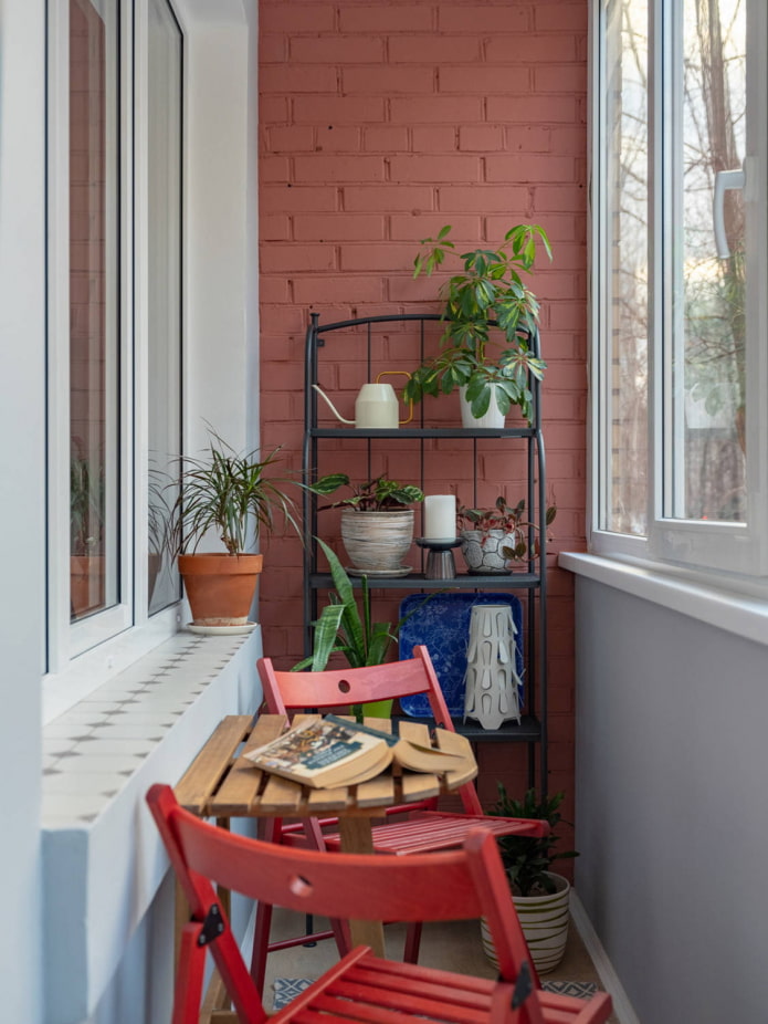 Scaffali e posti a sedere sul balcone in stile loft