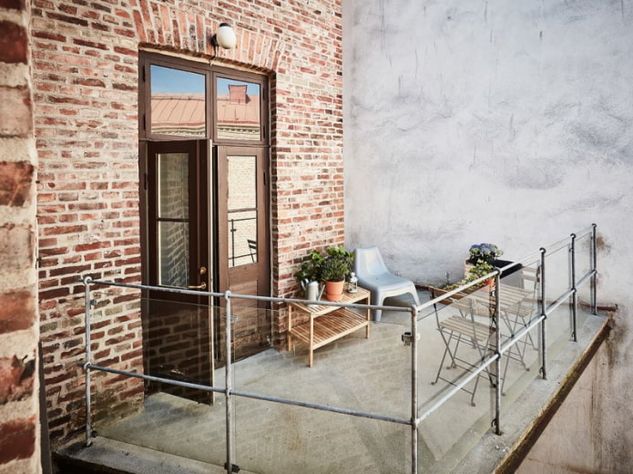 Balcone aperto in stile loft