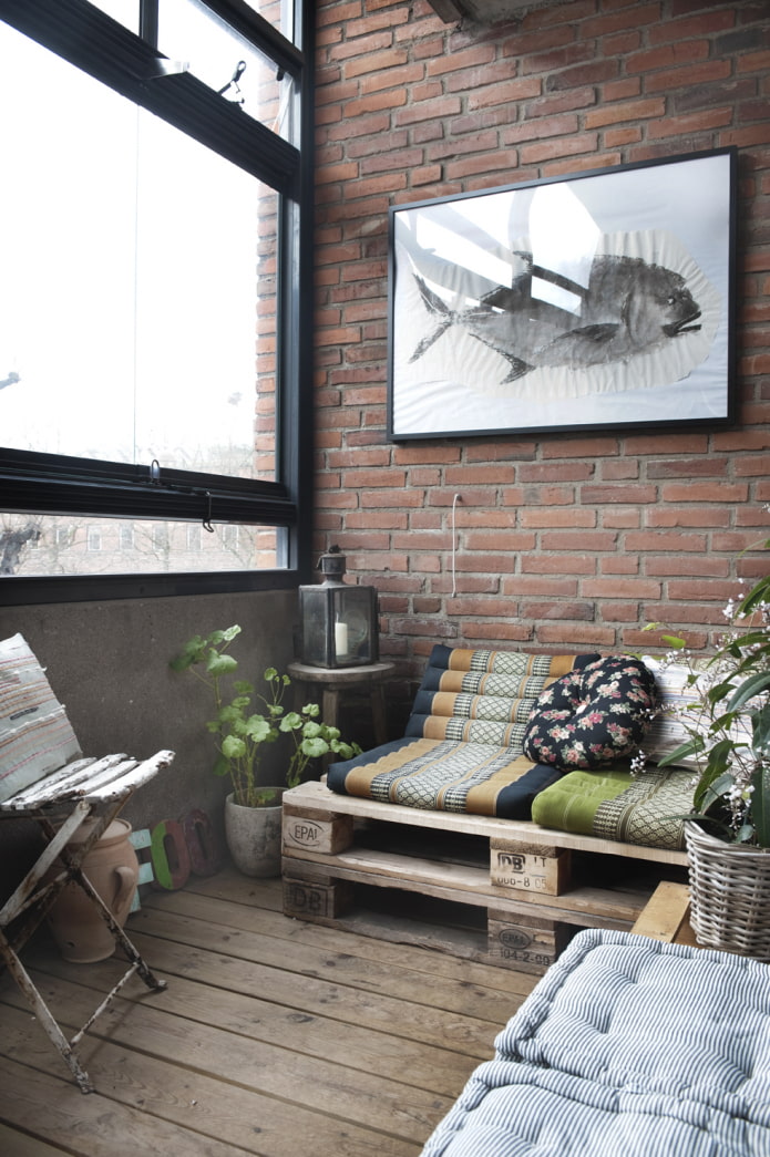 Loggia con mobili in pallet in stile loft