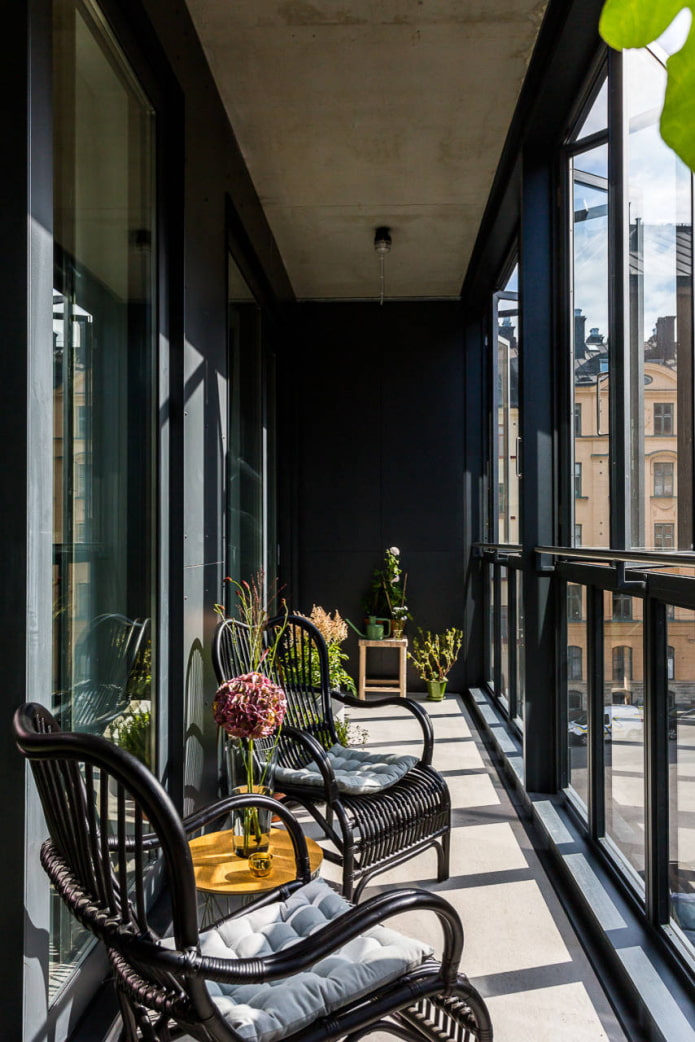 Balcone in stile loft nero