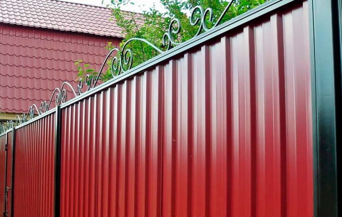 גדר אדומה עשויה יריעה פרופילית עם אלמנטים מזויפים