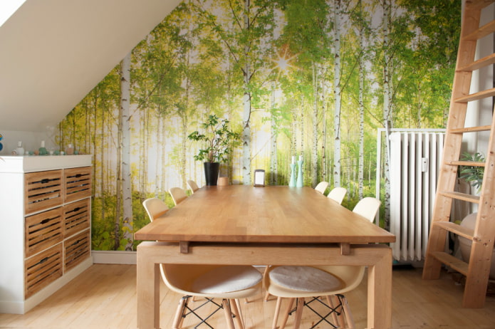 食堂の壁は木（白樺）をイメージしたフォトウォールペーパーで覆われています