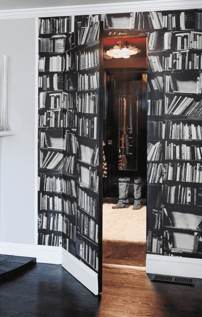 ドアと壁の一部は本のプリントで飾られています