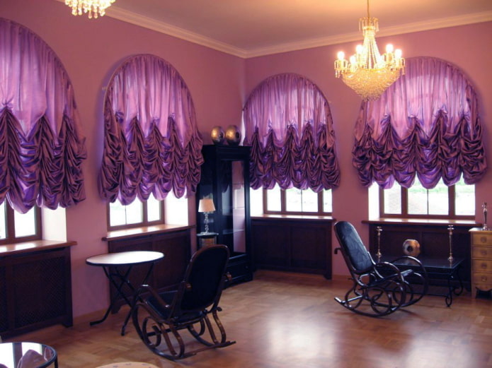 lila francia függönyök a belső térben
