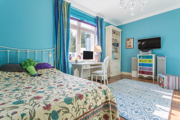 tekstil i dekor u unutrašnjosti dječje sobe u plavim tonovima