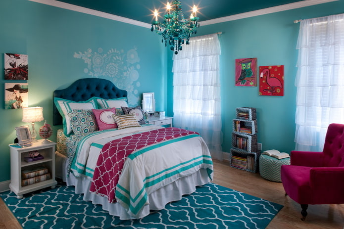 tekstil i dekor u unutrašnjosti dječje sobe u plavim tonovima