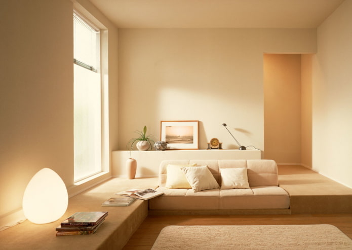 smėlio spalvos svetainės interjeras minimalizmo stiliumi