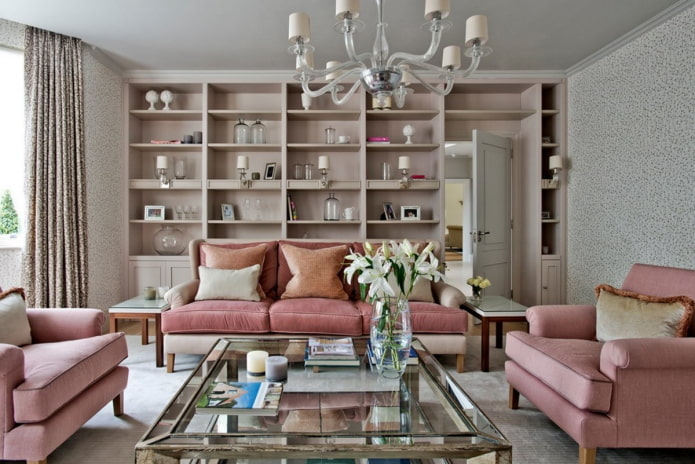 interno del soggiorno nei toni del grigio-rosa