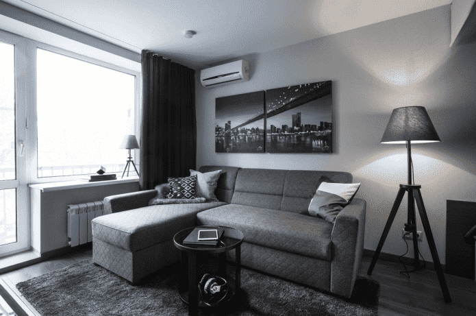 illuminazione e arredamento all'interno di un soggiorno grigio