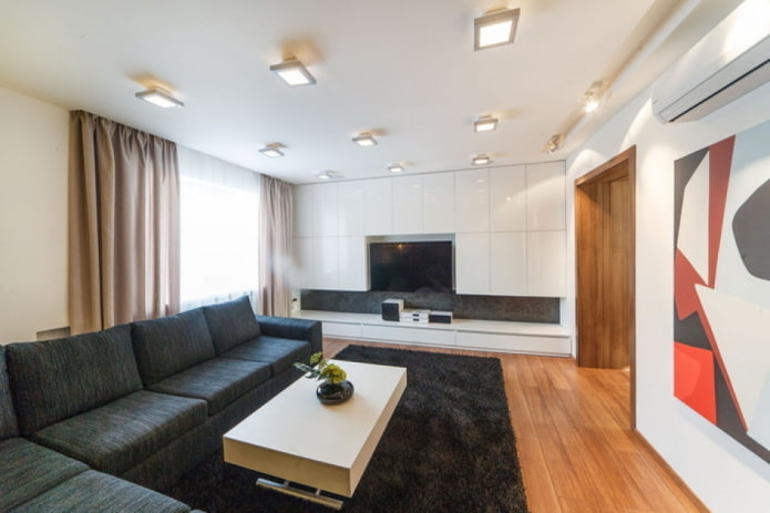dekoras ir apšvietimas gyvenamajame kambaryje minimalistiniu stiliumi