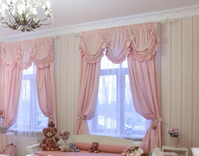blijedo ružičasti dekor prozora