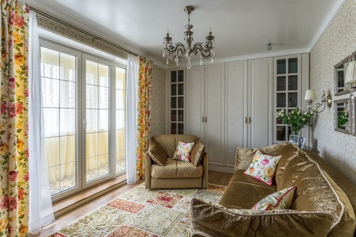 decor en textiel in het interieur van een kleine woonkamer