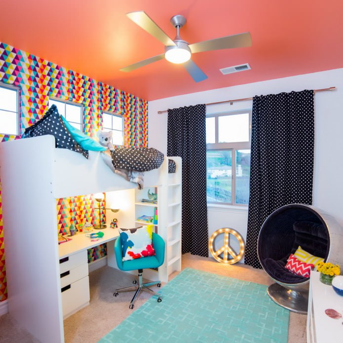 עיצוב חדר ילדים עם מיטה בקומה השנייה ושולחן בקומה הראשונה
