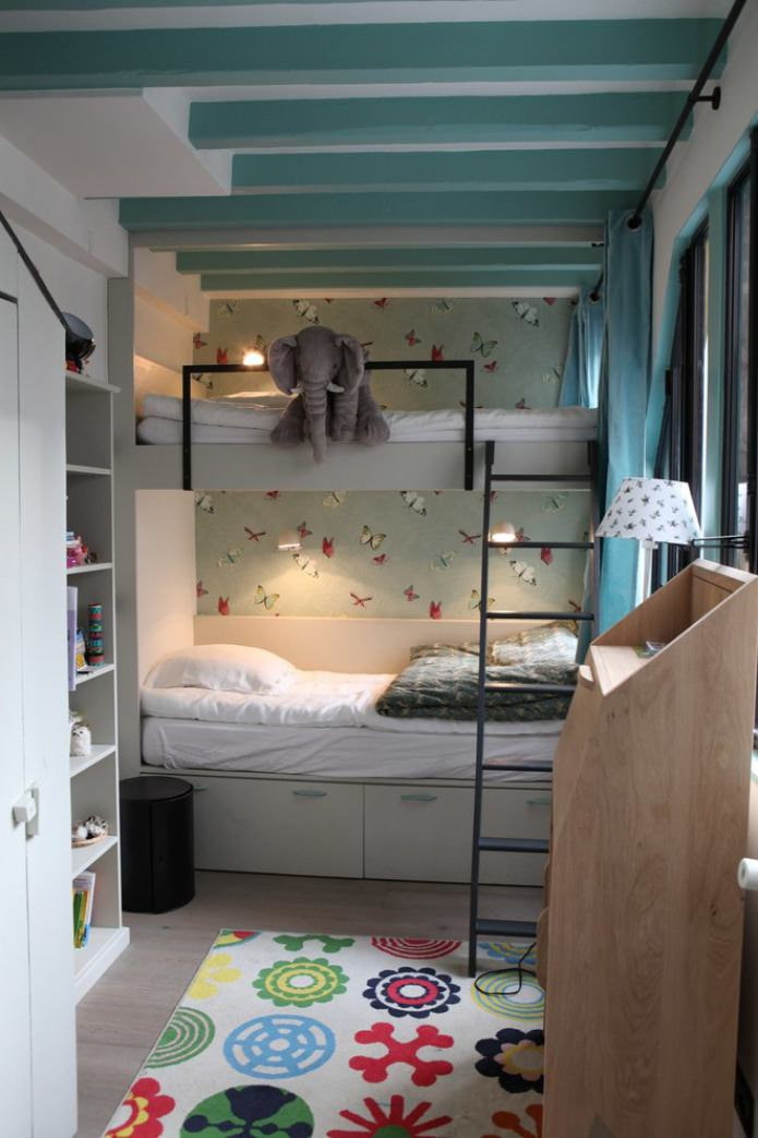 חדר ילדים לשני ילדים עם מיטת קומתיים