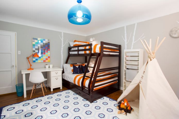 חדר קטן לשני ילדים עם מיטת קומתיים
