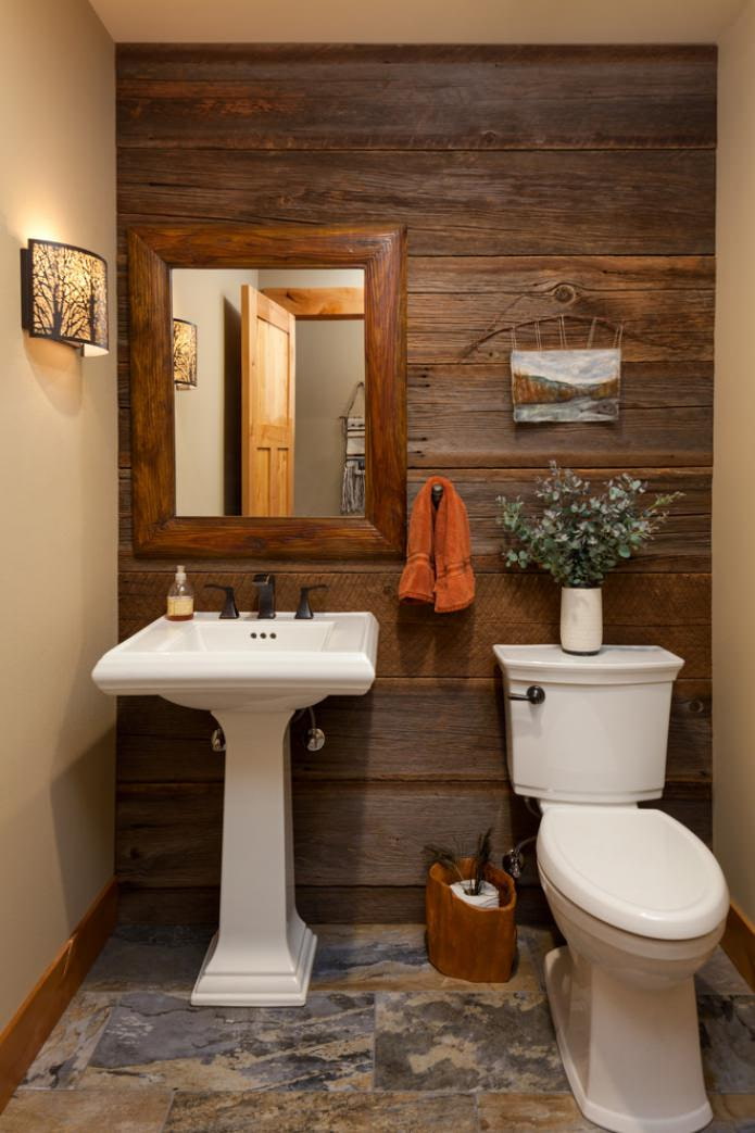 ξύλινη διακόσμηση τοίχου στην τουαλέτα