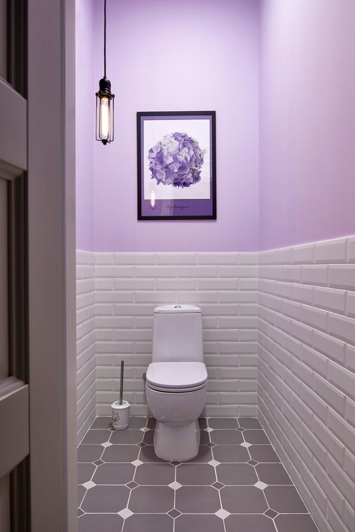 ζωγραφική και πλακάκια στον τοίχο στην τουαλέτα