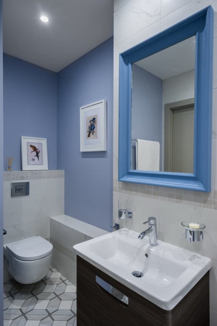 μπλε τοίχοι στην τουαλέτα